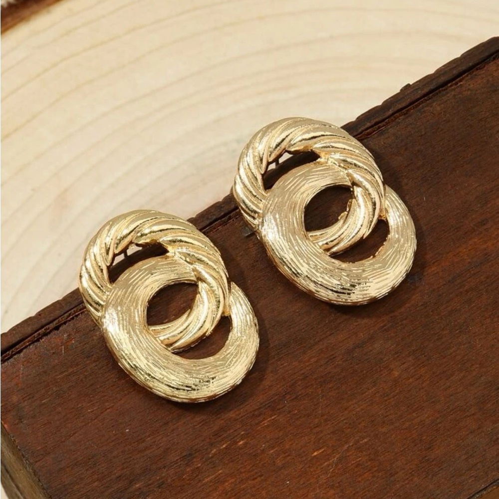 Luxe Interlocking Golden Rope Double Hoop Earrings - Picture 2 of 3